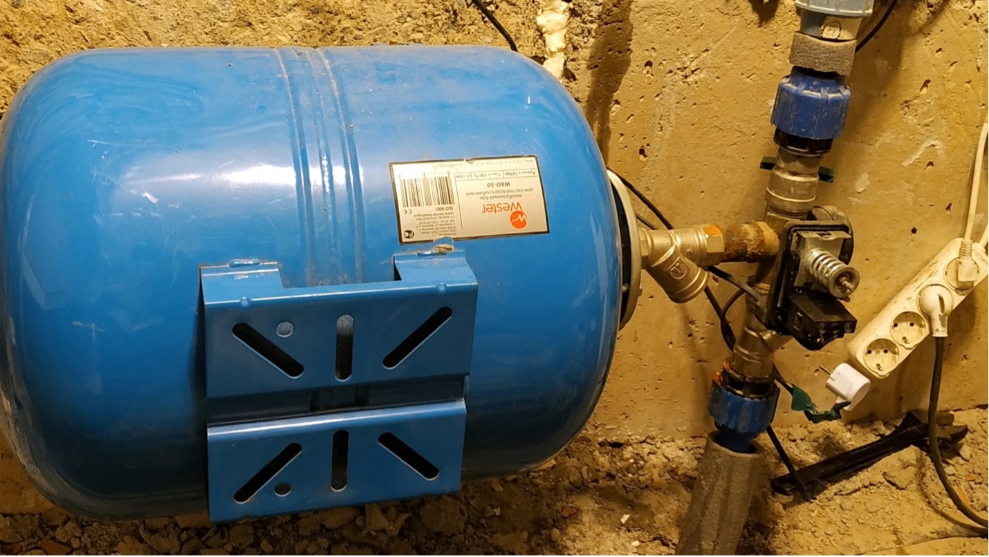 How to drain water from a hydraulic accumulator
