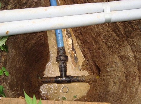 How to cut into a plastic water pipe