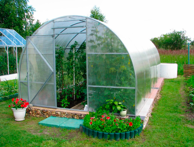 How to cover a polycarbonate greenhouse