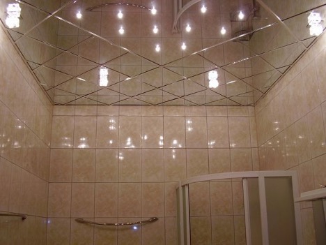 Glass ceiling in the bathroom